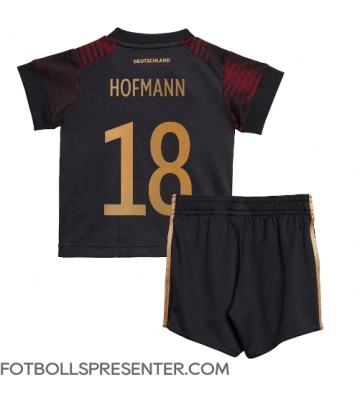 Tyskland Jonas Hofmann #18 Bortatröja Barn VM 2022 Kortärmad (+ korta byxor)